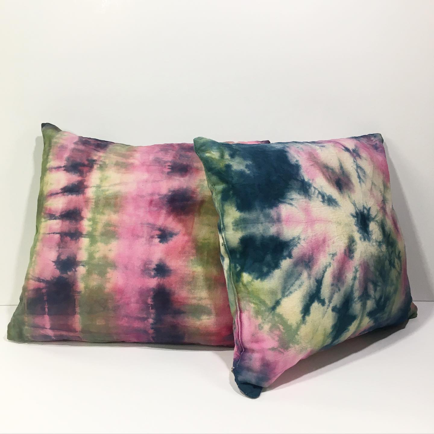 First workshop of the semester is next Saturday, January 30th at 1PM! Topic: Tie dye a throw pillowcase! Supplies include one cotton pillowcase, poly fill pillow, and all dye material needed. Feel free to bring additional prewashed natural fiber items to tie-dye. Online registration is required and space is limited to six people to ensure space for social distancing. Visit our website to register! @siu_craftshop @siustudentcenter #siucraftshop #workshops